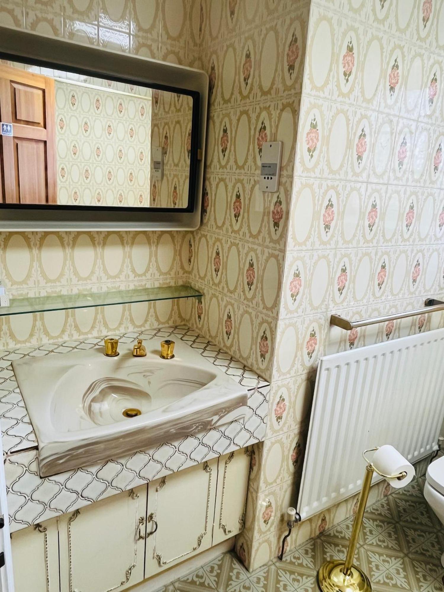 Unwind In Comfort At Cosy Caradus Your 4 Bedroom Home Sweet Home! Birmingham Exteriör bild