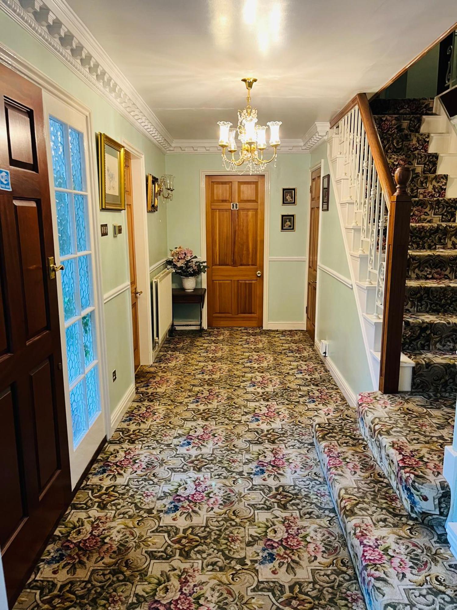 Unwind In Comfort At Cosy Caradus Your 4 Bedroom Home Sweet Home! Birmingham Exteriör bild
