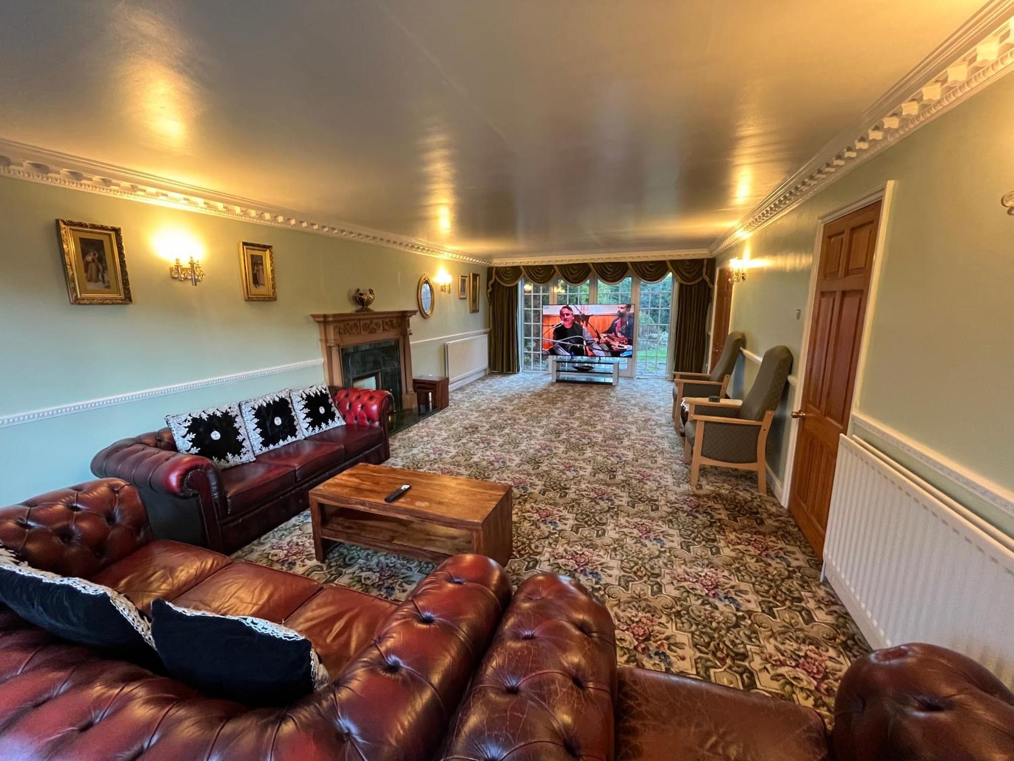 Unwind In Comfort At Cosy Caradus Your 4 Bedroom Home Sweet Home! Birmingham Exteriör bild
